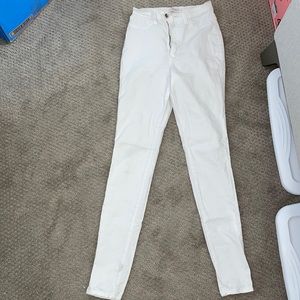 High rise white skinny jeans ! 🤍